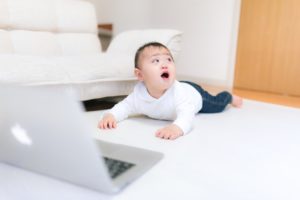 赤ん坊とパソコン